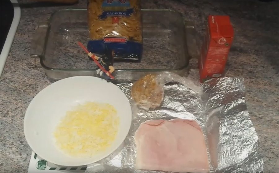 Ingredientes: macarrones, chorizo, jamón de york, queso, sal y tomate.