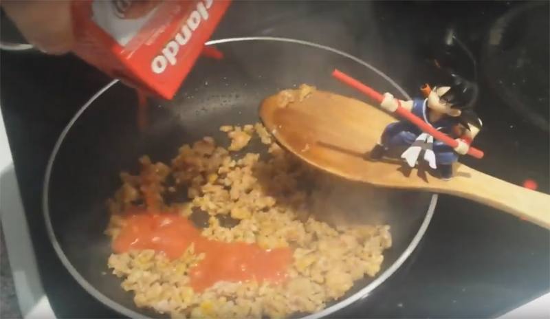 Mezclamos la pasta chorizo y tomate