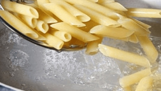 Cocemos la pasta, en nuestro caso macarrones