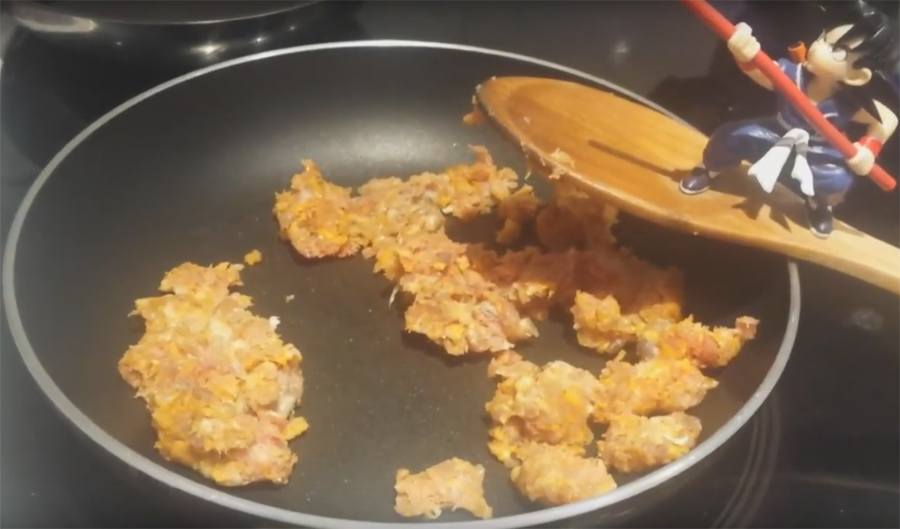 Freimos el acompañamiento de la pasta, chorizo en nuestro caso.